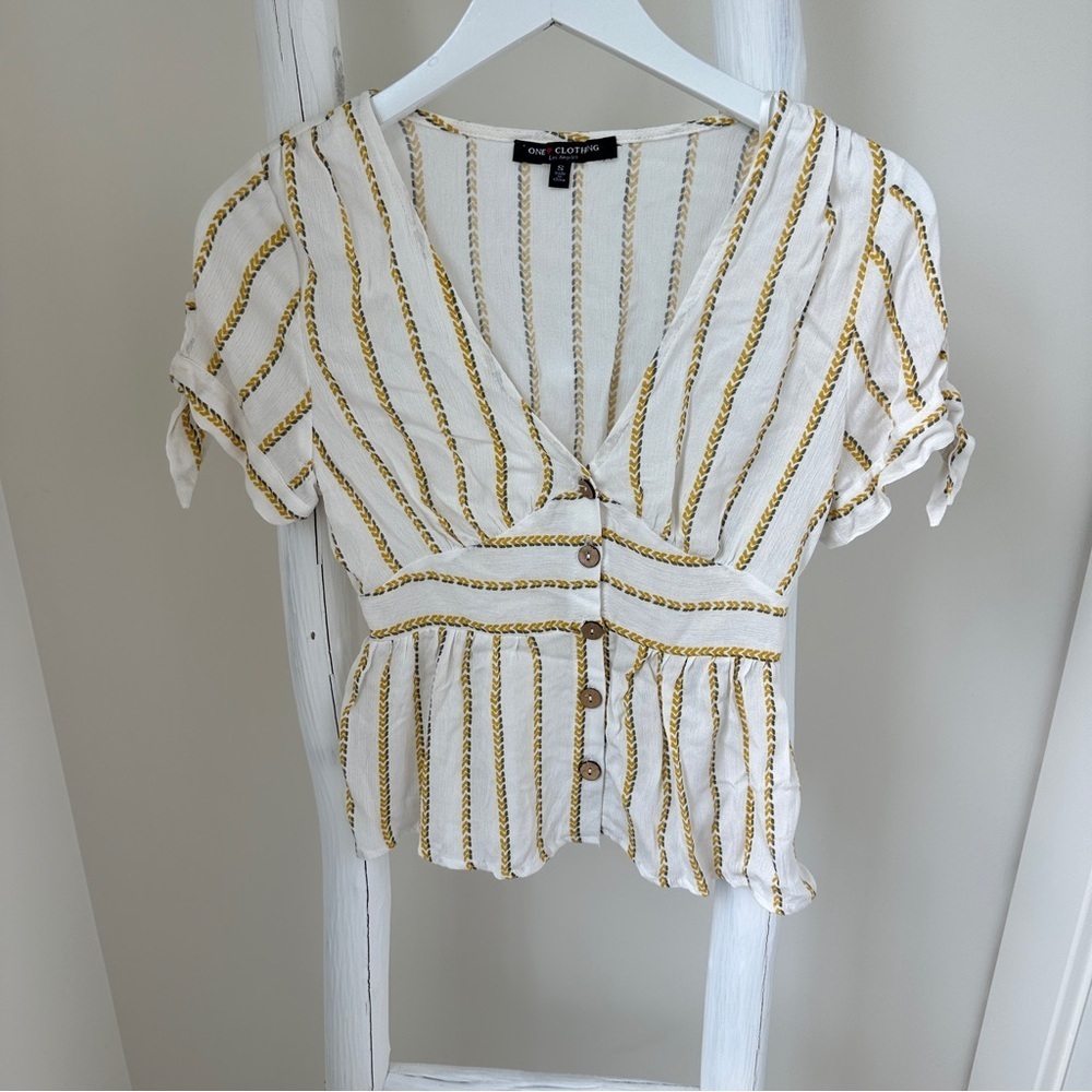 One Clothing White and Gold Button Front Peplum Blouse Size Small